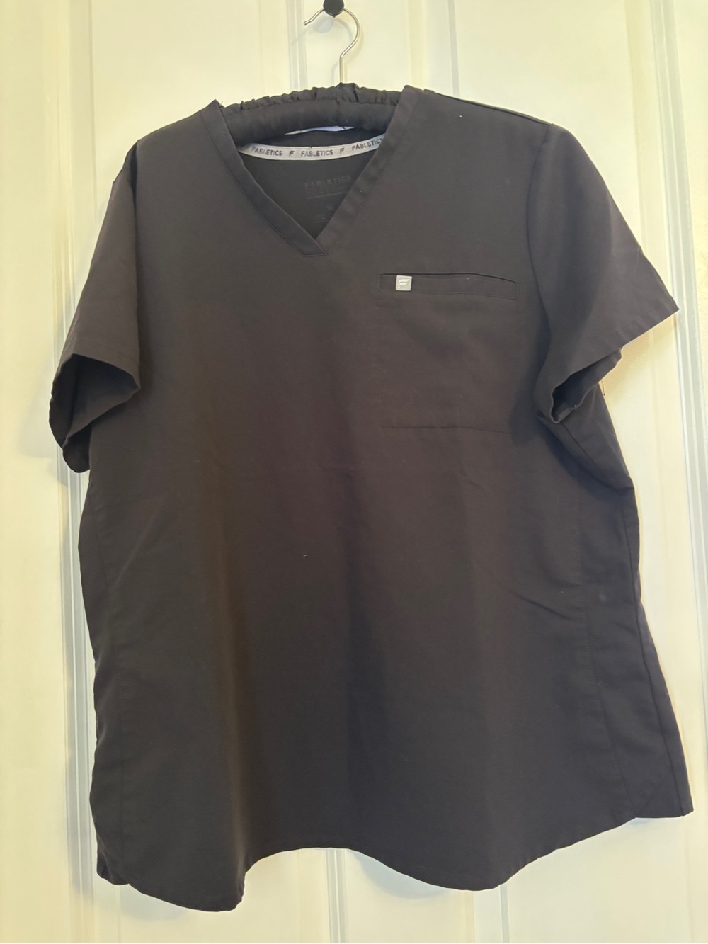 Fabletics - Women’s V-Neck Short Sleeve Scrub Top - Black.  Size XL, Poly Blend
